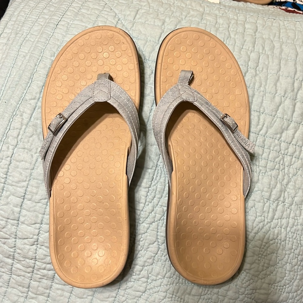 Ladies Vionic sandals, flip flops